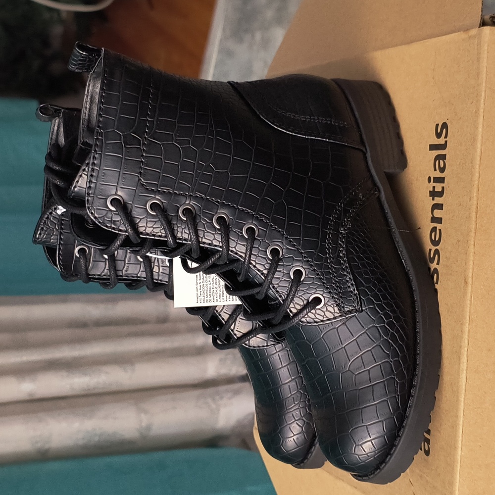 Amazon Essentials Women's Collins Lace-Up Combat Boot Black Croco